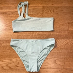  Grönblå bikini  - 💕Grönblå bikini från Young ginatricot. Använd 1 gång💕