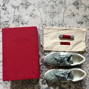 Valentino Garavani skor - Snygga blå/gröna Valentino Flycrews. Bilderna är från förra ägaren då jag köpt dem här på plick men bara att skriva för uppdaterade bilder. Allt på bilderna ingår🥰En nit är borta men annars är dem i fint skick! Priset är väldigt diskuterbart!