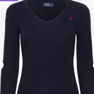 Ralph lauren tröja - Superfin tröja från Ralph lauren💞 mycket bra skick🫶🏼 första 2 bilderna är lånade från förra säljaren😊 säljer då den tyvärr inte kommer till användning 💞