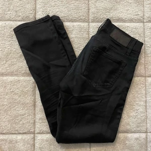 Tiger of sweden jeans  - Snygga svarta jeans med klassisk femficksdesign och raka ben. Perfekta till sneakers eller boots och funkar året runt. Jeansen har bälteshällor och är tillverkade i ett mjukt denimtyg som sitter skönt hela dagen.