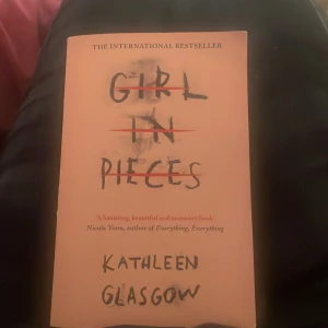 Girl in Pieces - En gripande och känslosam roman om Charlotte, en sjuttonårig tjej som kämpar med svåra upplevelser och försöker hitta tillbaka till sig själv. Perfekt för unga vuxna som gillar starka berättelser om att överleva och växa.