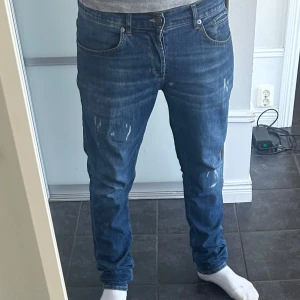 Dondup George jeans 35 - Säljer nu dessa feta dondup George jeans i storlek 35. De är i fint skick och är köpta i butik på No4. Hör av dig om du har funderingar! 🙌🏼