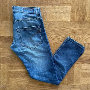 Dondup jeans w32 - Säljer dessa snygga dondup lucky jeans som är i mycket bra skick, w32 och längden är 94 cm, enda defekten är att märket inuti har sprickor annars mycket bra skick, hör gärna av dig vid frågor!