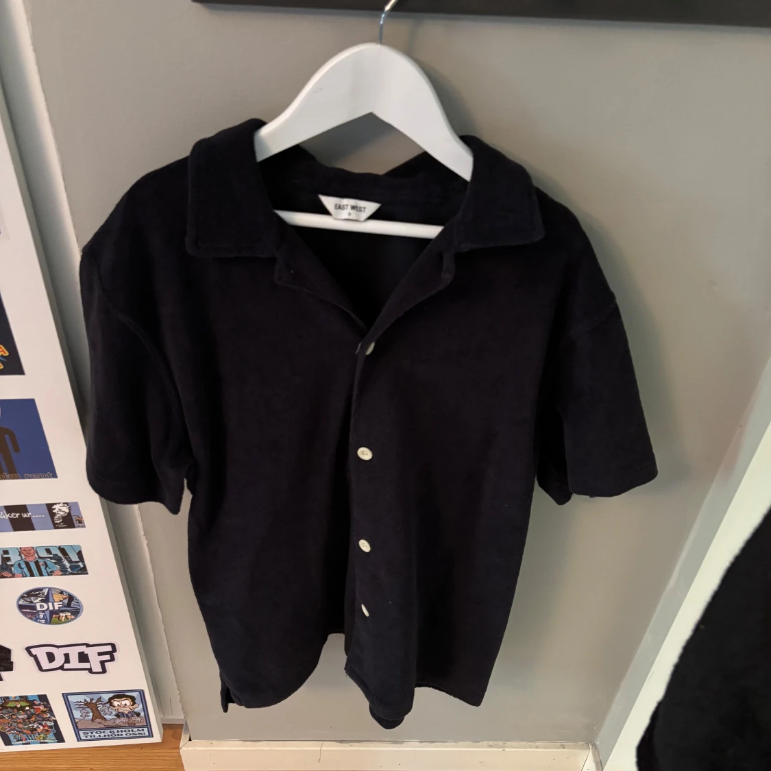 Svart frottéskjorta från East West