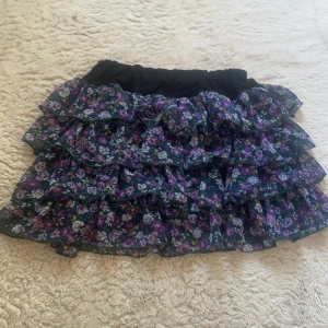 Blommig volang kjol - Super söt blommig kjol med många volanger 🌸 perfekt för sommaren! Pris kan diskuteras! ❤️