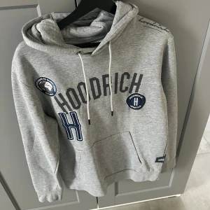 Grå hoodie från Hoodrich  - Säljer min gråa hoodie för att jag inte använder den längre. Köpt förra vintern. Den är storlek M och är som helt ny. Bara att skriva vid funderingar om tröjan eller om man vill ha fler bilder. Säljer exakt samma i svart också finns i min profil! 
