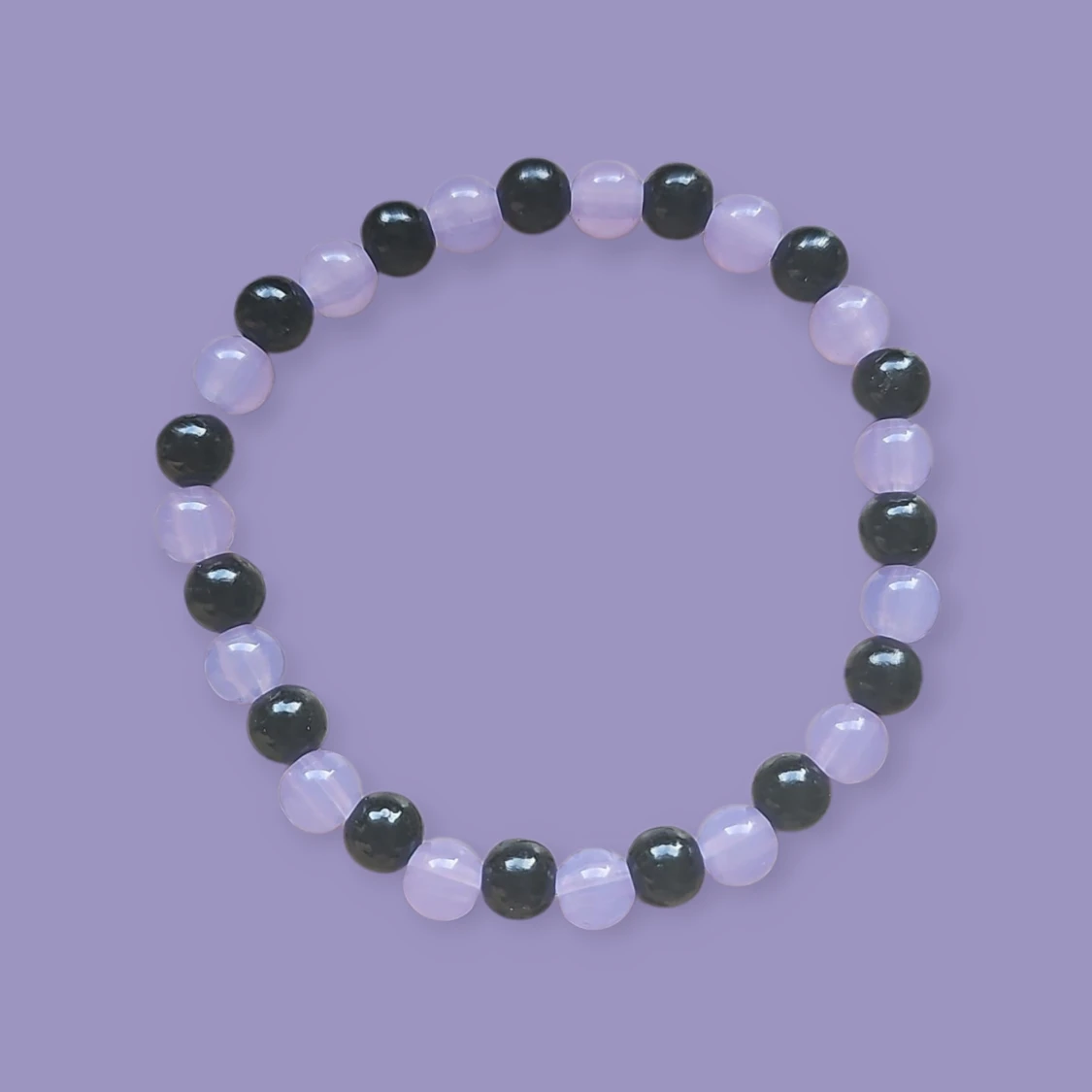 Svart och lila pärlarmband