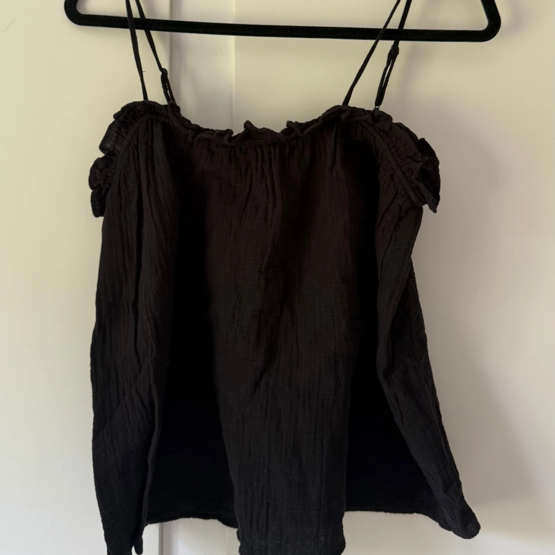 Svart linnetopp med tunna axelband