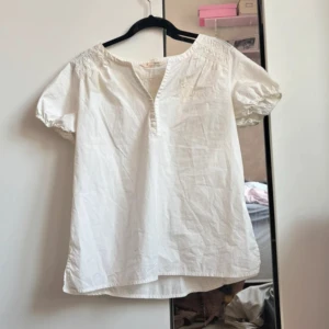 Odd molly blus - En vit blus från Odd molly i storlek 2, passar bra på mig som brukar ha S i toppar 💕(Lånade bilder från första säljaren)