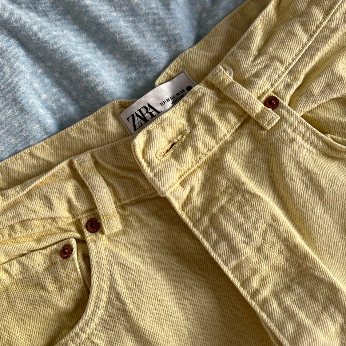 Ljusgula raka jeans från Zara - 3