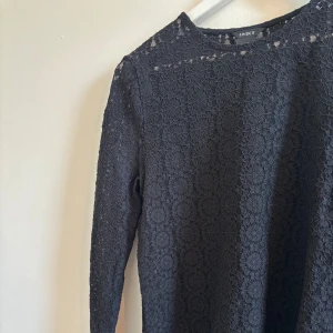 Svart spetsblus  - Fin svart spetsblus från Lindex. Tröjan har långärm och ett genomskinligt matrial. Passar perfekt både till vardags och till fest🌸