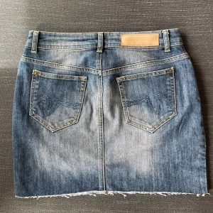 Jeanskjol  - Säljer min fina vintege jeanskjol från zara då den inte kommer till användning längre,den är i storlek 38 men passar även mig som har 36 i vanliga fall. Nästan helt oanvänd och i jättebra skick!