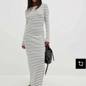 Vit långrandig klänning med öppen rygg - Säljer snygg långklänning från nakd, enbart använd enstaka gånger och är som ny i skicket💕