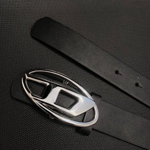 Minimalist D Buckle Belt - 106 cm långt – perfekt för att lyfta vilken look som helst med subtil edge