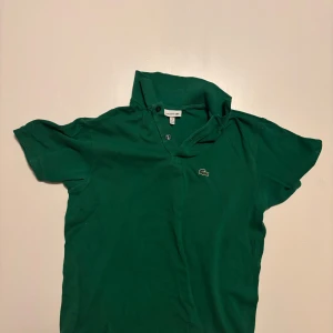 Lacoste piké - Snygg Lacoste piké i storlek y16 skulle säga sitter som en s/xs. Inga defekter.