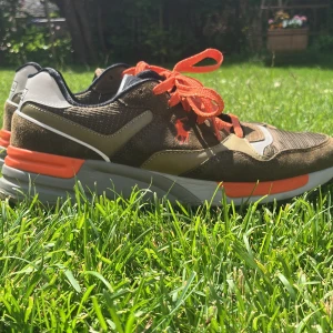 Polo Ralph Lauren sneakers brun/orange - Tjenare säljer ett par polo skor anledningen till att jag säljer dom är för att dom är för stora för mig de är i ett bra skick 