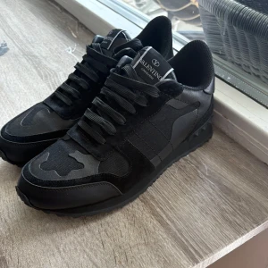 Valentino rockrunners - Svarta Valentino rockrunners storlek 43, tyvärr finns inget og kvar. Hör gärna av vid frågor!