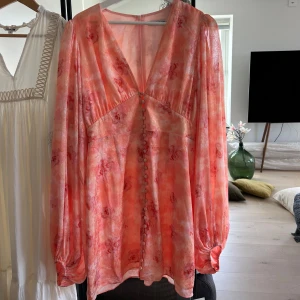 Adoore klänning  - Säljer min helt nyköpta Adoore klänning eftersom jag just nu vill köpa den i lång istället.  Storlek 42 men är liten i storleken! Lappar och allt kvar, endast testad🧡