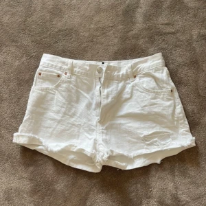 Vita jeansshorts från Pull&Bear - Snygga vita jeansshorts från Pull&Bear.