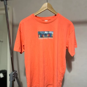 Lindex T shirt - Inga tecken på användning barn storlek men sitter som S färgen är flamingo rosa 