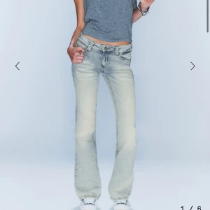Ljusblå bootcut jeans från Weekday - Säljer ett par ljusblå bootcut jeans från Weekday med låg midja. Jeansen har klassisk femficksdesign, snygg tvätt med slitningar framtill och är tillverkade i mjukt denim. Perfekta för dig som gillar retrovibbar och vill ha en avslappnad men trendig look. Aldrig använt och lånade bilder på slutet 