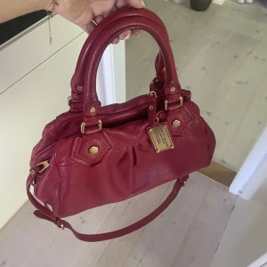 Röd Marc by Marc Jacobs handväska - Byter gärna min Marc Jacob väska till någon annan väska (helst Marc Jacobs i en annan färg, men är öppen för andra förslag också!).🥰🥰