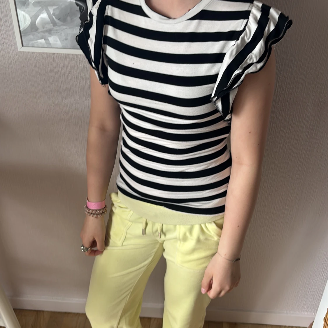 Randig topp med volangärmar