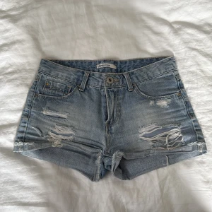 Jeansshorts - Säljer dessa as snygga jeansshorts som tyvärr blivit försmå för mig har därför inga bilder på❤️ low/mid waist och helt PERFEKTA😍😍😍😍