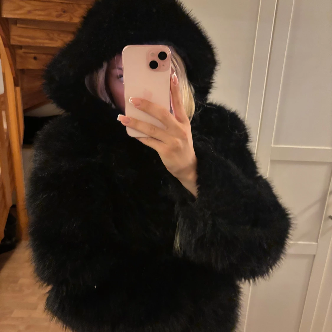 Svart croppad pälsjacka med huva