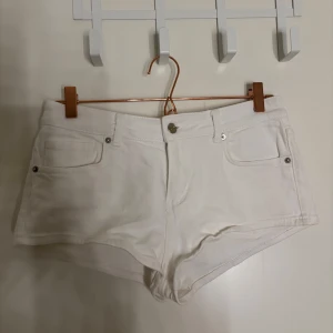 Jeans shorts - Snygga vita jeansshorts perfekt till sommaren💕💕ingen lapp kvar så vet dessvärre ej märke eller storlek men skulle säga 36