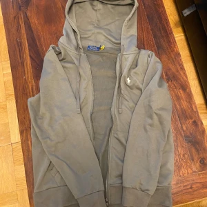 Polo zip tröja  - Helt ny zip tröja som ska säljas eftersom att storleken inte passa mig.
