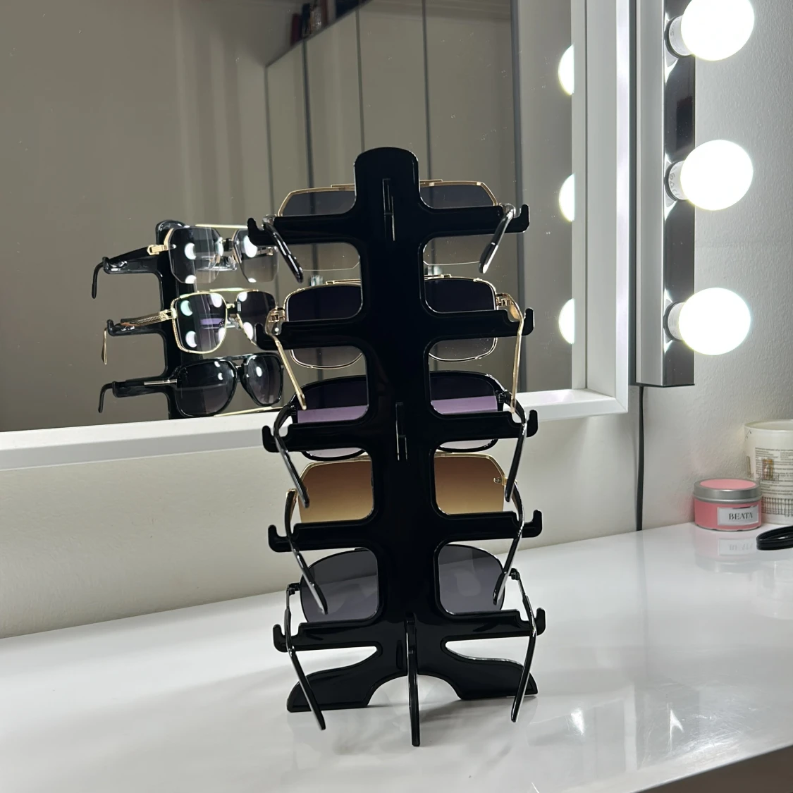 Fem par solglasögon med gulddetaljer - 1