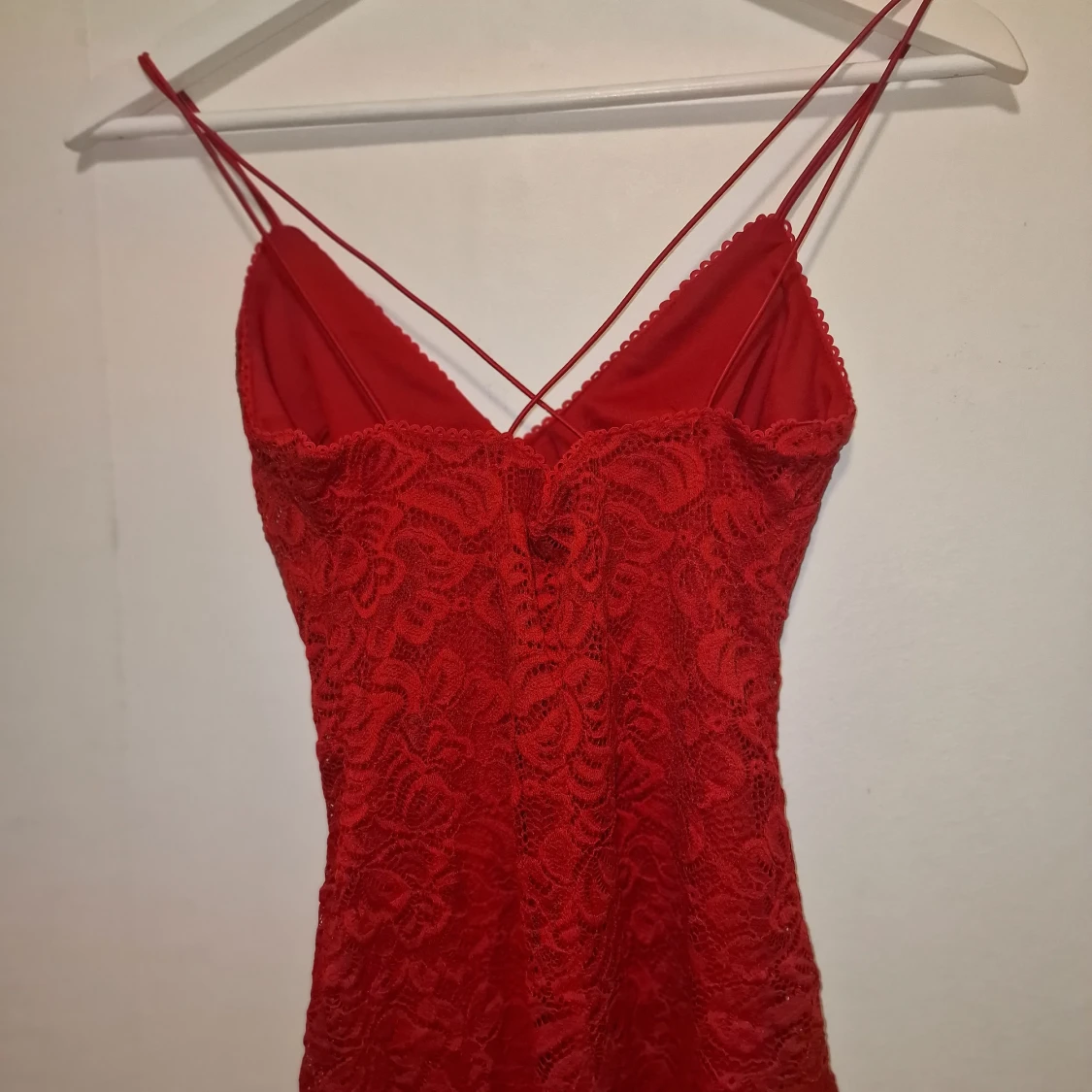 Röd spetsklänning med smala axelband - 2
