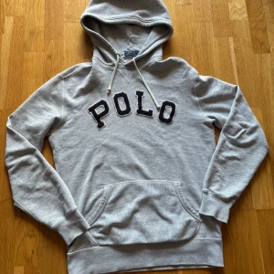 Polo Ralph lauren  - Stilren grå polo Ralph lauren hoodie perfekt till sena sommarkvällar | skick 9/10 | Storlek M | Slå bara en pling vid funderingar | Priset är diskuterbart ☺️