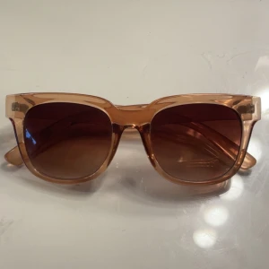 solglasögon🤎 - använt ungefär 2 gånger, kommer inte ihåg märket.