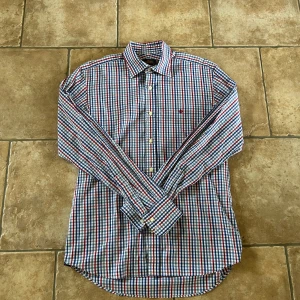 Morris skjorta  - En snygg skjorta i bra skick utan några som helst anmärkningar. Storlek 40 vilket motsvarar ungefär M. Hör av er vid ytterligare frågor annars fritt fram att köpa!                                            (Postar inom 24h)