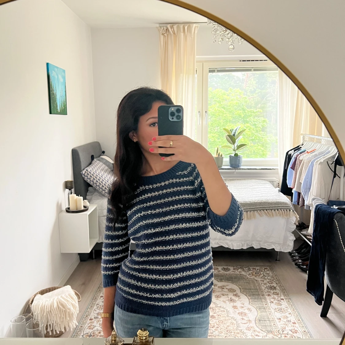 Randig stickad tröja i marinblått - 1