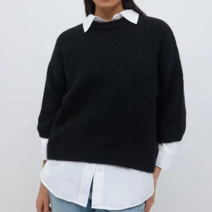 Svart stickad tröja med loose fit - En svart stickad tröja med rund hals och avslappnad, loose passform.