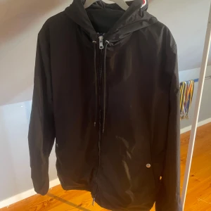 Moncler windbreaker  - En skön windbreaker från moncler den är i bra skick använd lite men annars är allt bra inga repor eller nått