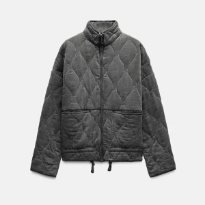 Grå quiltad pufferjacka med dragkedja - Quiltad pufferjacka i mörkgrått från Zara 💕 använd ett år gånger men inga synliga defekter! Säljer pga att jag vill köpa annan jacka! 💕