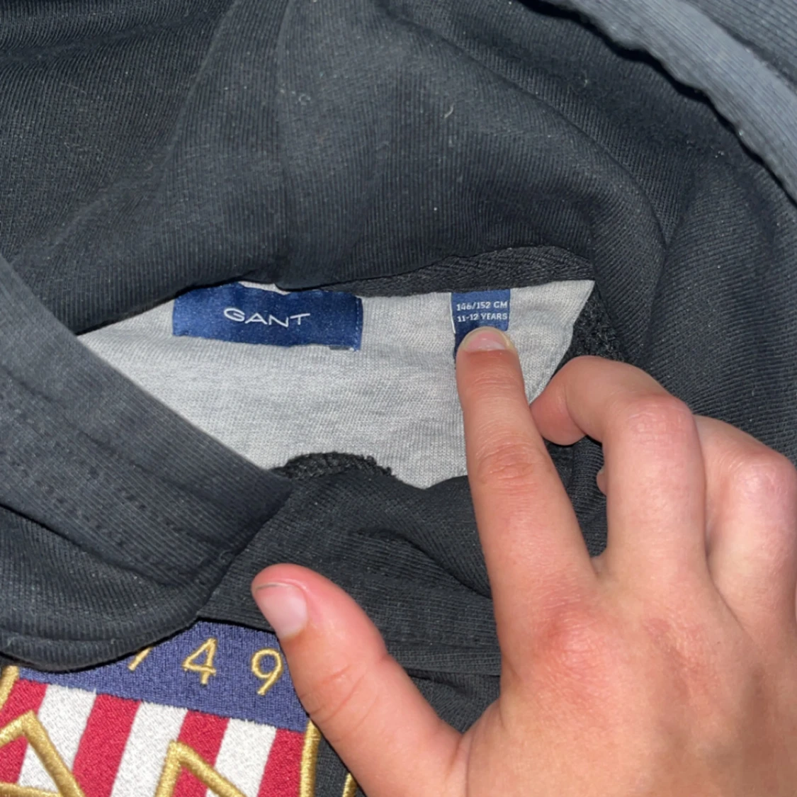 Svart hoodie från GANT med tryck - 1