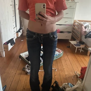 Mörkblå bootcut jeans från Miss me - Säljer mina fina miss me jeans som är i superbra skick förutom lite defekter längst ner på benen. De är väldigt lågmidjade och utsvängda, perfekt för någon som letar efter något i 2000- tals stilen❤️