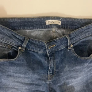 Blå jeansbyxor från Lean by lindex, stl 42 - Snygga blå jeansbyxor från Lean by Lindex i klassisk femficksmodell. Jeansen har en rak passform och normal midja, tillverkade i mjukt denimtyg. Perfekta till sneakers eller boots för en avslappnad look.