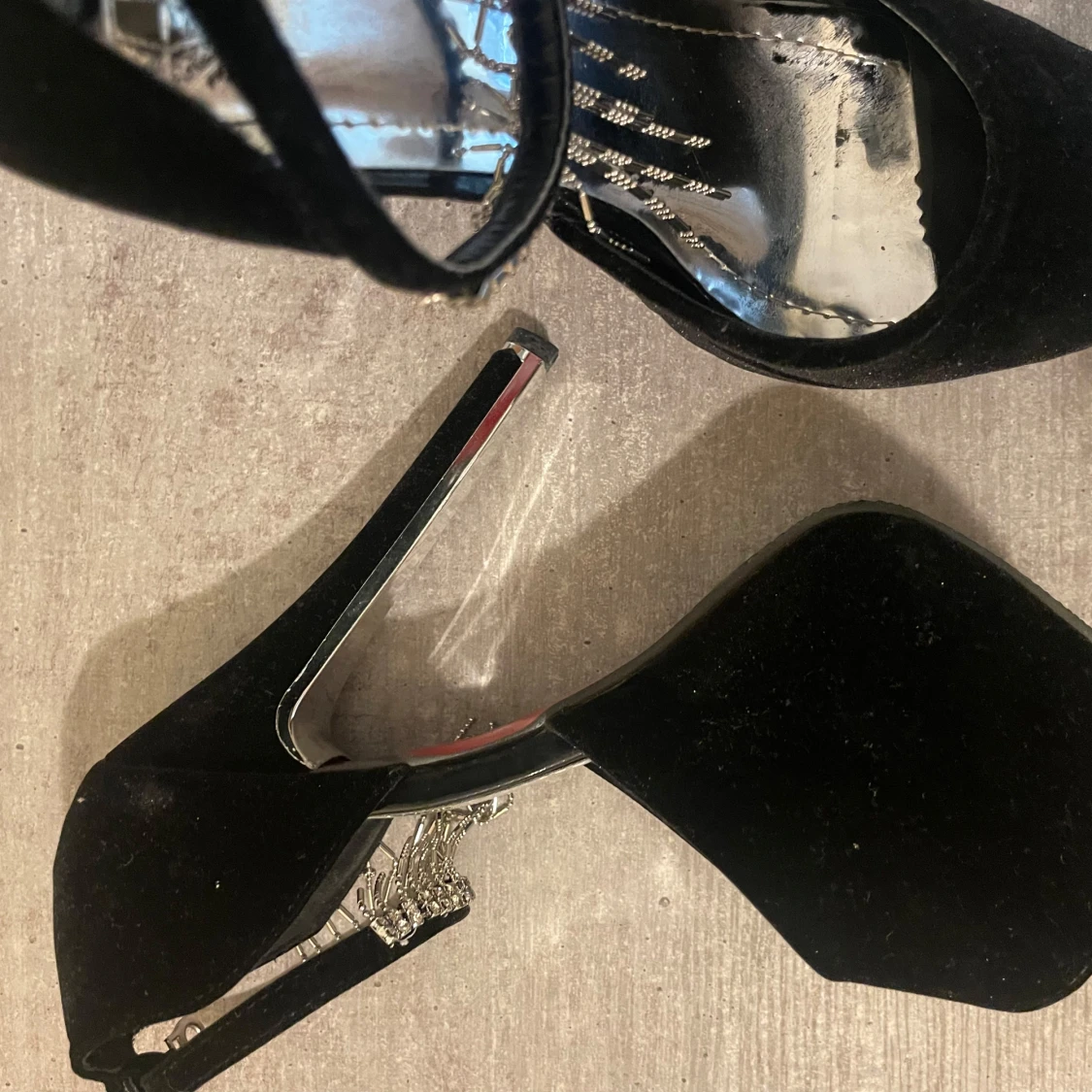 Svarta sammetsklackar med strassdetaljer - 4