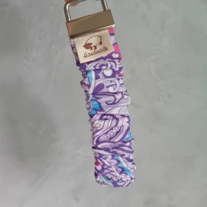 Scrunchie keychain nyckelring  - Handgjord scrunchie nyckelring insidan i omkretsen är ca 18 cm men kan bli större då det är resår i.