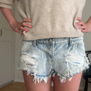 One teaspoon shorts - Säljer ett par ljusblåa jeansshorts från One teaspoon jättesnygga till sommare, de är dock förstora för mig så det är därför som sitter så på mig KÖP NU❣️❣️