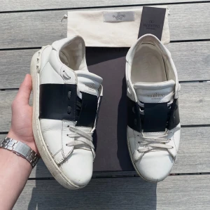 Valentino Open - Populära Valentino open skor! Riktigt bra skick 8,5/10, finns lite smuts som enkelt går att tvätta bort. Og medföljer, box, dustbag, kort. Storlek 41. Kontakta mig för fler frågor eller funderingar!
