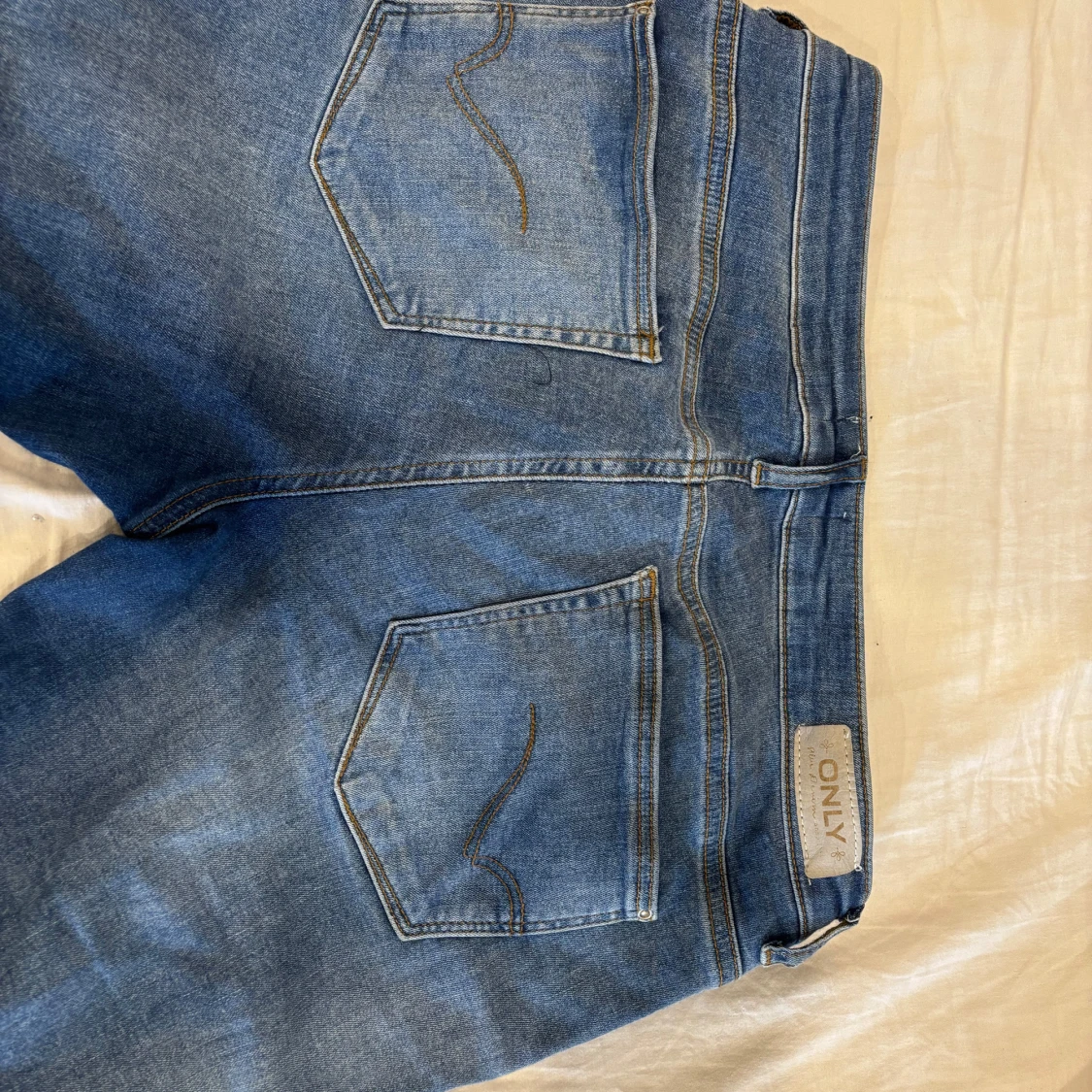 Lågmidjade jeans från only med hål  - 1