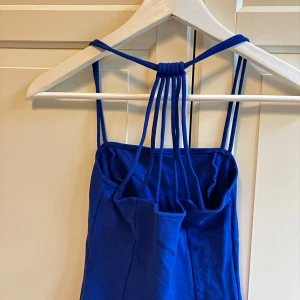 Blå klänning med utskuren rygg  - Använd nån enstaka gång 