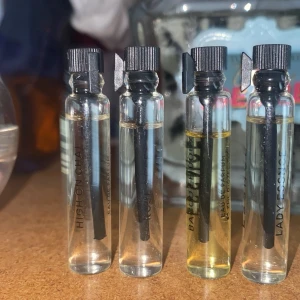 Set med 8 parfymprover i glasflaskor - Säljer ett set med 8 parfymprover i små genomskinliga glasflaskor med svarta spraykorkar. Namn som High On Chai, Rose Dose, Lady Essence, Toxique, Tres Femme och Iconic Flower syns på flaskorna. Perfekt för dig som vill testa olika dofter. 